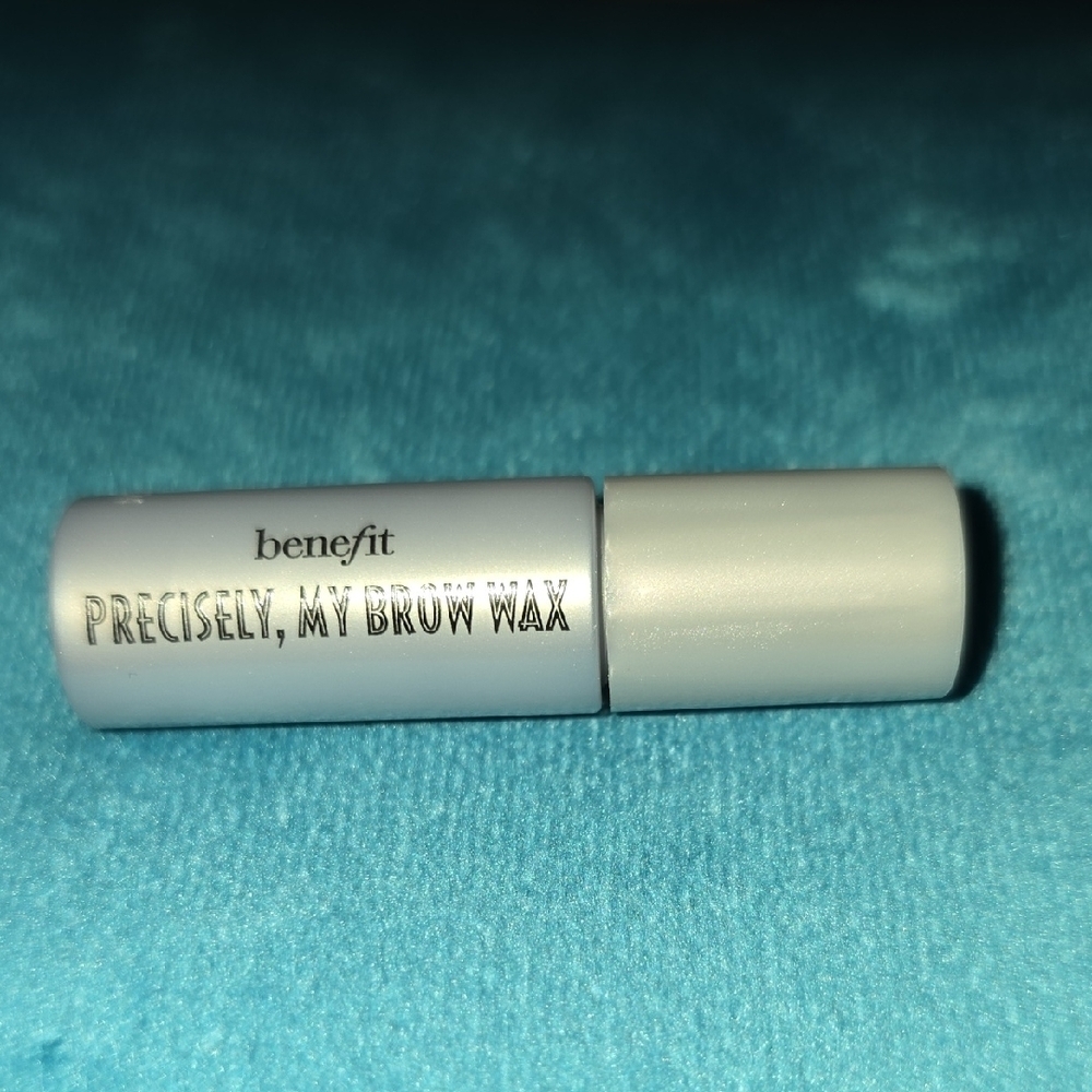 Benefit Brow Wax in Sleek Silver